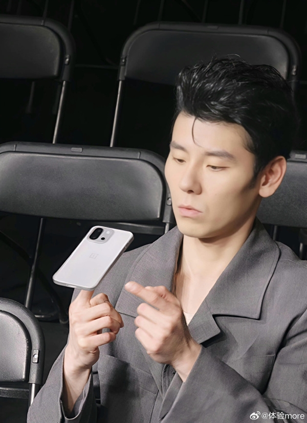 一加首款小屏旗舰！一加13T真机曝光：直屏+金属直边中框设计