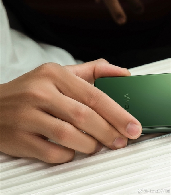 全球最轻大折叠 vivo X Fold5全新绿色真机首秀：豪车同款配色