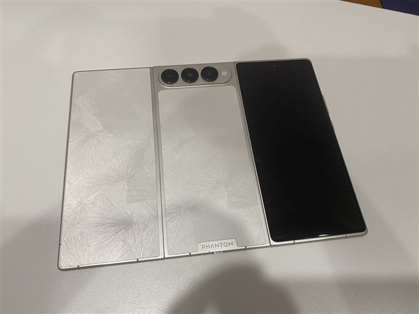 安卓首款！传音三折叠屏首曝：外观跟<a href='https://www.huawei.com/cn/?ic_medium=direct&ic_source=surlen' target='_blank'><u>华为</u></a>截然不同