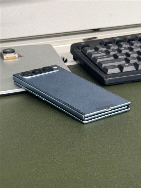 安卓首款！传音三折叠屏首曝：外观跟华为截然不同