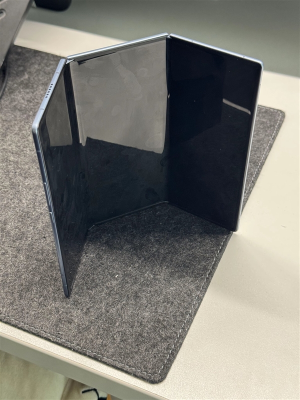 安卓首款！传音三折叠屏首曝：外观跟<a href='https://www.huawei.com/cn/?ic_medium=direct&ic_source=surlen' target='_blank'><u>华为</u></a>截然不同