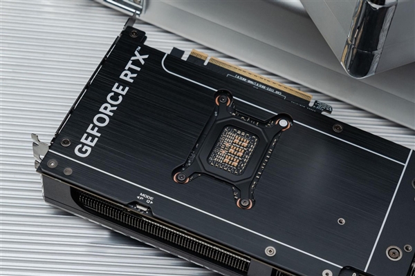 AIPC强实力 华硕RTX 50系显卡提供尖端性能！