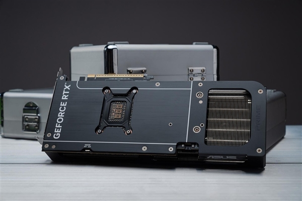 AIPC强实力 华硕RTX 50系显卡提供尖端性能！