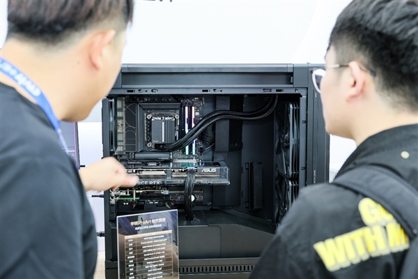 AIPC强实力 华硕RTX 50系显卡提供尖端性能！