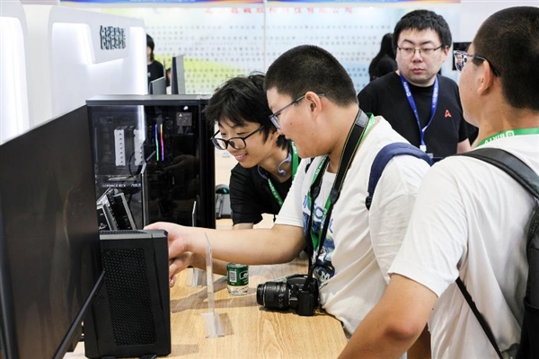 华硕TRX50主板首秀 多款ProArt、WS主板赋能BIRTV2025