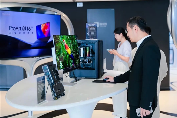 华硕ProArt联合SOHO中国开启2025智享AI创作先锋之旅