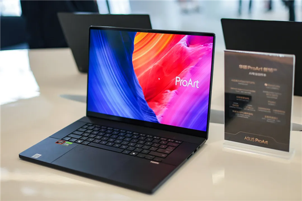 华硕ProArt联合SOHO中国开启2025智享AI创作先锋之旅