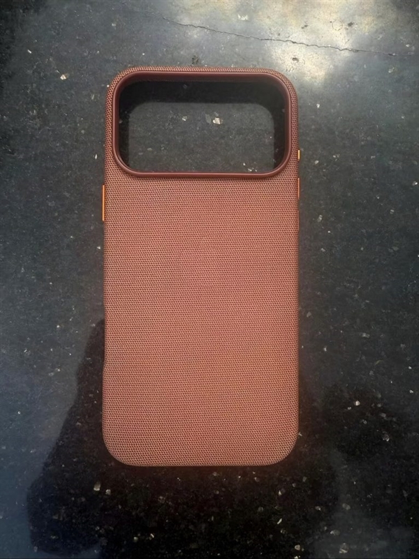苹果终于抛弃精织斜纹！iPhone 17系列官方手机壳亮相：合成纤维材质