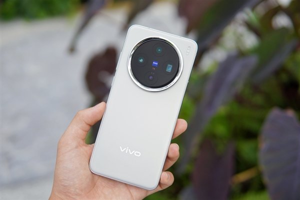 vivo X300 Pro首发全新2亿像素：vivo三星联合打造