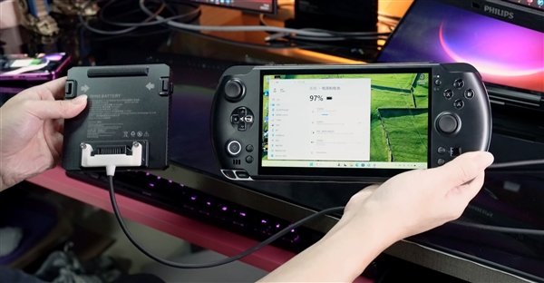 全球第一台AMD锐龙AI Max+ 395掌机！