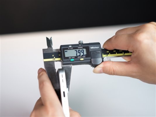 OPPO Find X9真机首曝：厚度不到8mm 电池增加1000多mAh