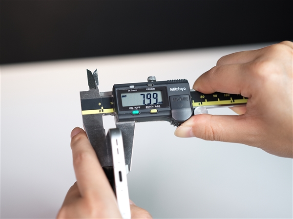 <a href='http://www.oppo.com/cn/' target='_blank'><u>OPPO</u></a> Find X9真机首曝：厚度不到8mm 电池增加1000多mAh