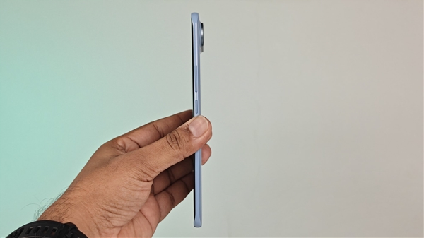 5.93mm全球最薄曲面屏手机！传音TECNO Slim系列正式发布