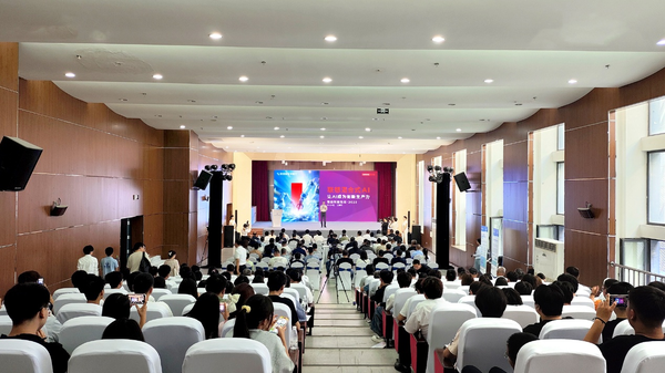 2025全球工业互联网大会：联想混合式AI，让AI成为创新生产力