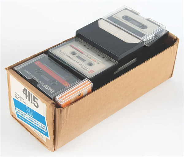 仅存世9台！稀有木盒版Apple-1拍卖：估价超210万元