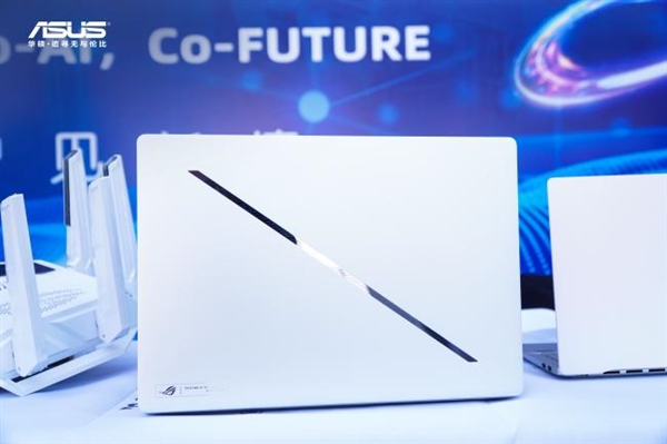 华硕携手戈20：廿载科技同行 共铸玄奘精神新篇章