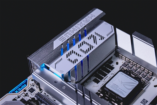ROG MAXIMUS Z890 APEX主板创DDR5-13322超频新纪录