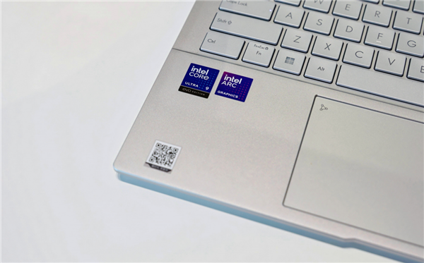 年末购机首选华硕灵耀14 2025 AI时代的智慧工作伙伴