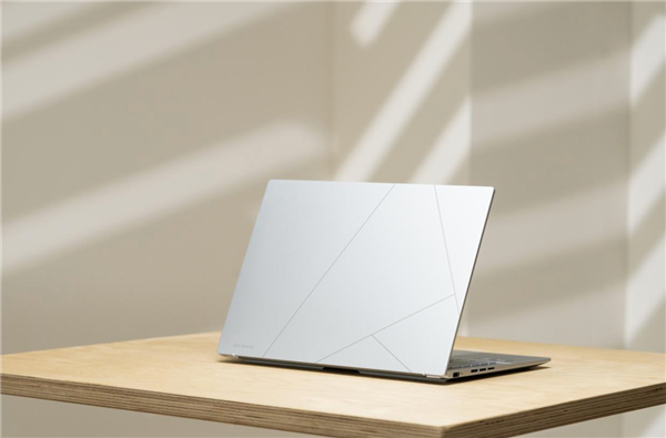 年末购机首选华硕灵耀14 2025 AI时代的智慧工作伙伴