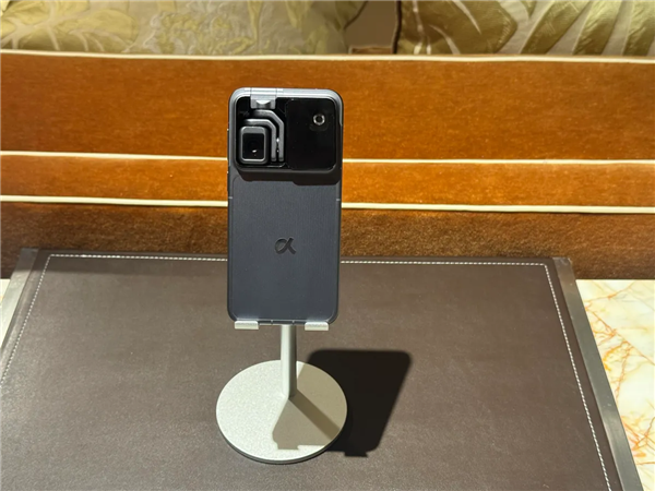 这就是全球首款机器人手机！荣耀ROBOT PHONE惊喜亮相CES