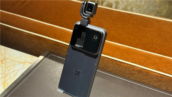 这就是全球首款机器人手机！荣耀ROBOT PHONE惊喜亮相CES