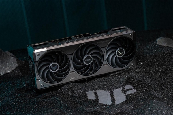 DLSS4强劲战力！华硕TUF GAMING 5070显卡