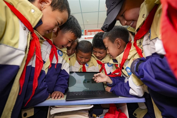 华硕e创公益十七载:“科普智联室”赋能乡村 万名青年志愿者用科技点亮未来