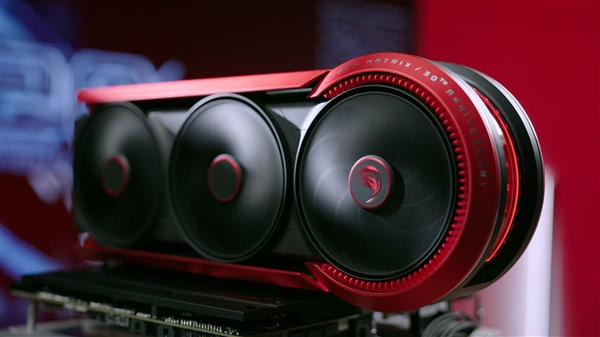 满级旗舰战力！ROG MATRIX 骇客5090D V2显卡30周年纪念版登场