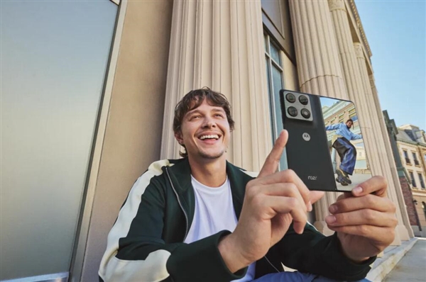 <a href='https://www.lenovo.com.cn/' target='_blank'><u>联想</u></a>moto首款大折叠来了！moto razr fold即将上市：首发第五代骁龙8