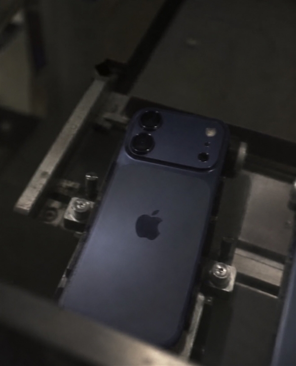 iPhone 18外观渲染图出炉：Pro版同款大矩阵镜组 无长焦镜头